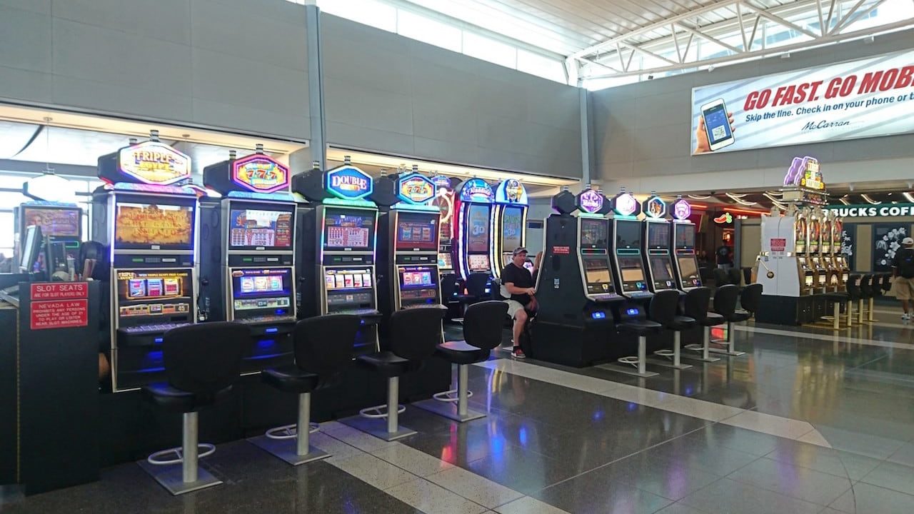 ラスベガスのマッカラン国際空港のスロットマシン