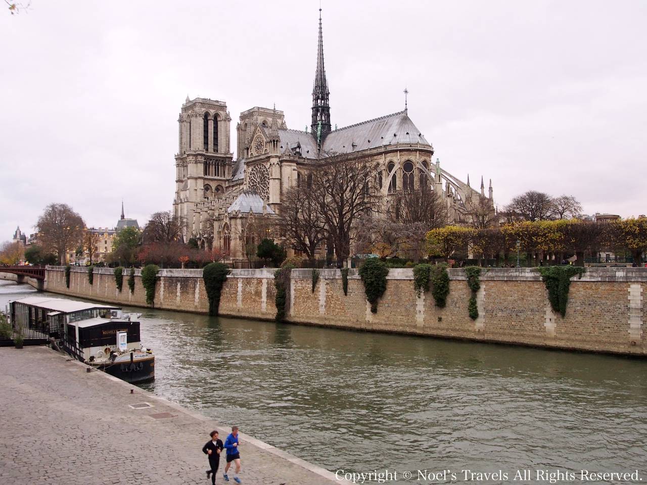 パリのノートルダム大聖堂とセーヌ川
