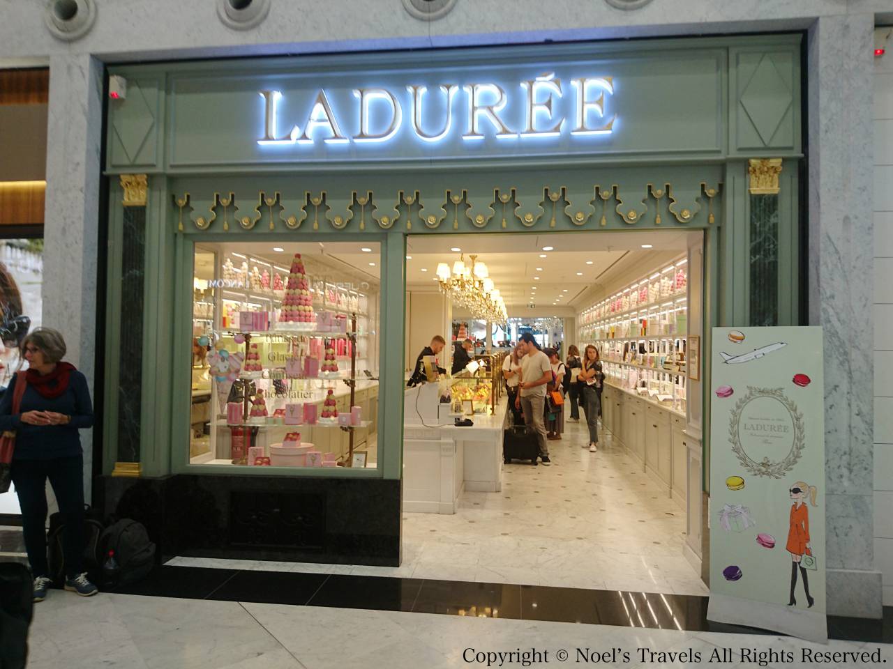 パリの空港にあるマカロンのお店「ラデュレ」