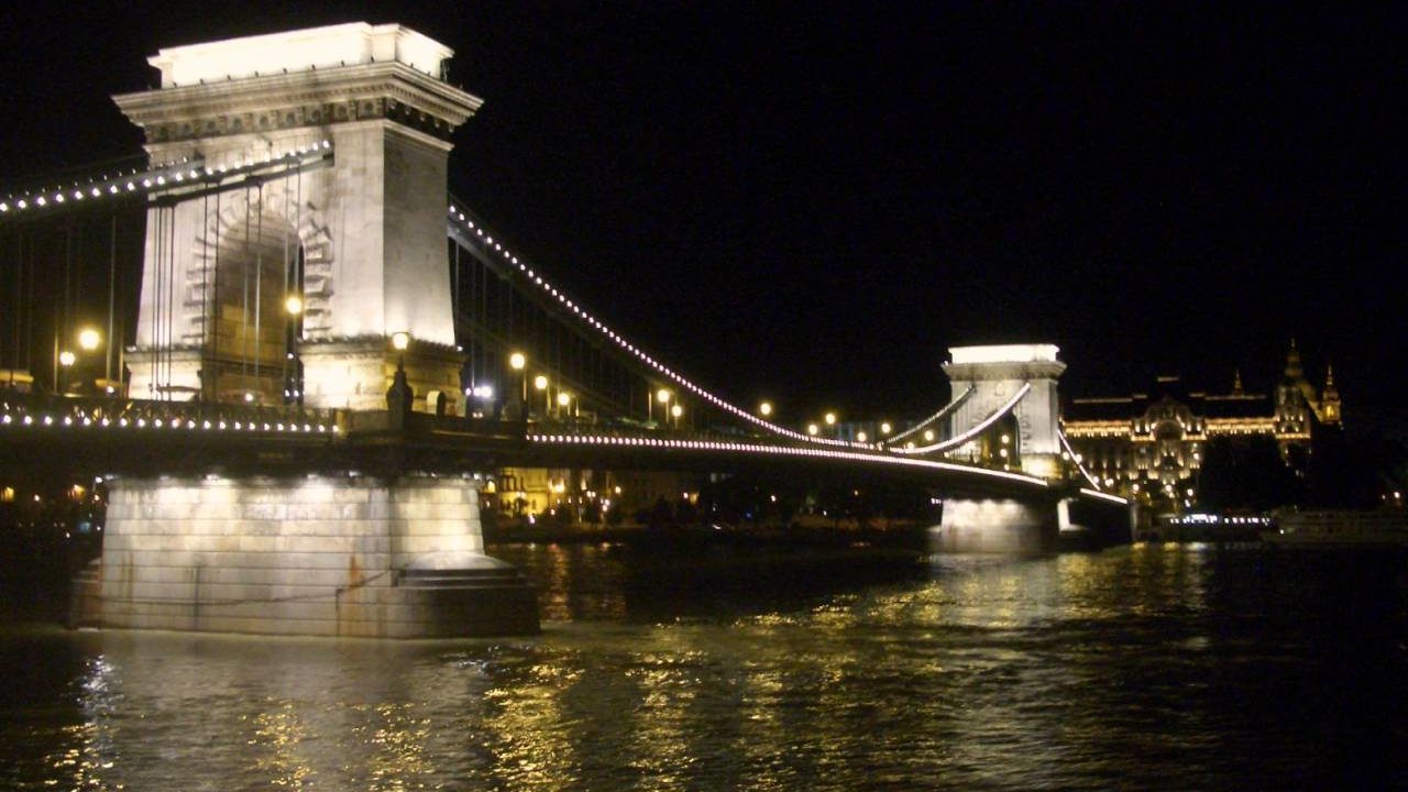 夜のセーチェーニ鎖橋
