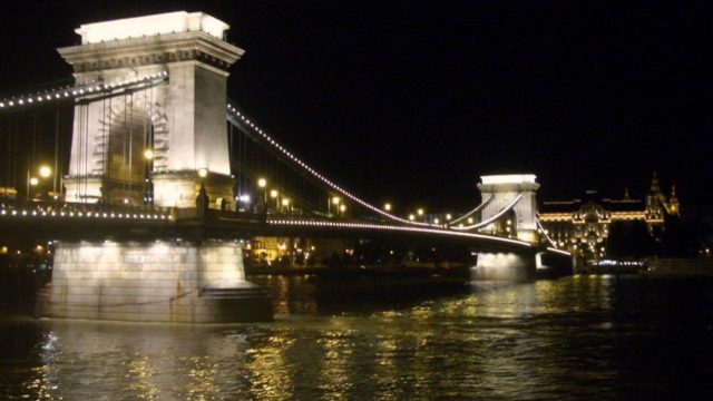 夜のセーチェーニ鎖橋